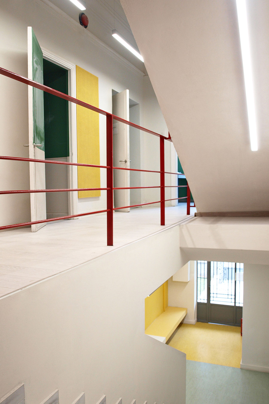 Colourful rectangular surfaces in the main corridor and the staircase