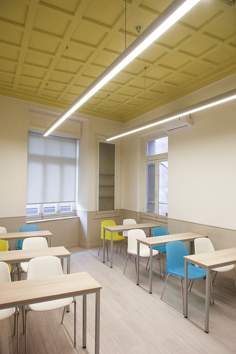 Elaborated yellow ceiling is the highlight in this classroom