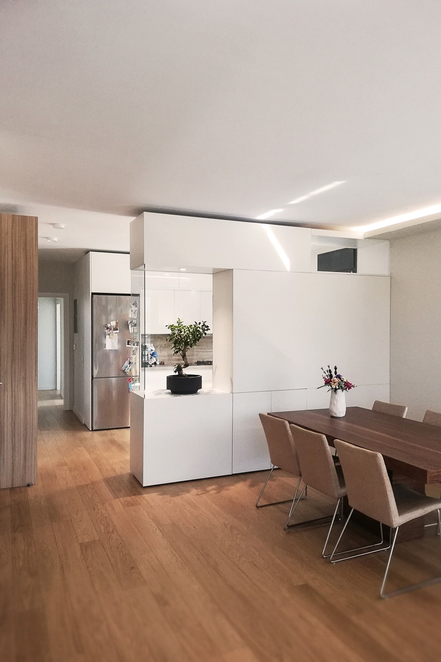 The multifunctional lacquered construction divides the kitchen from the dining room.